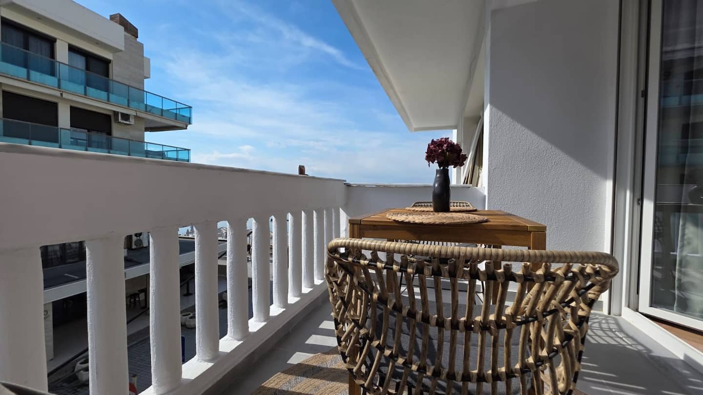 Balkon PerEA Luxury apartmana — pogled na nebo i susedne zgrade u Perei