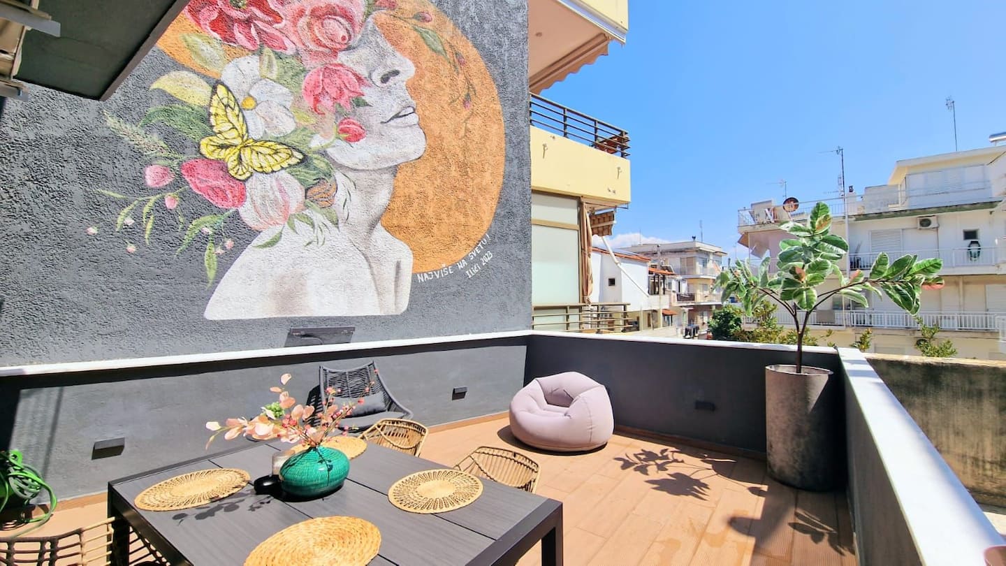 Terasa PerEA Luxury apartmana u Perei — moderni prostor na otvorenom sa pogledom na primorsku arhitekturu